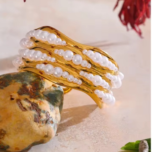 Anthropologe cuff Gold and Pearl Bracelet - Picture 10 of 11
